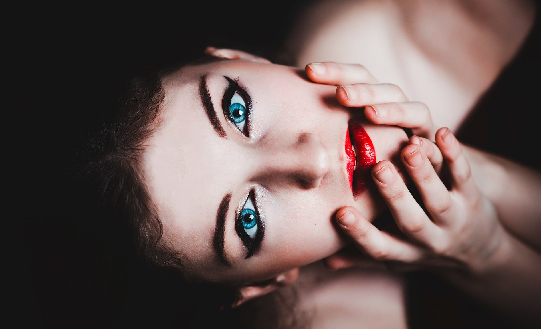 7 Types of Lipsticks & How to Make Them Stand Out on Your Wedding Day