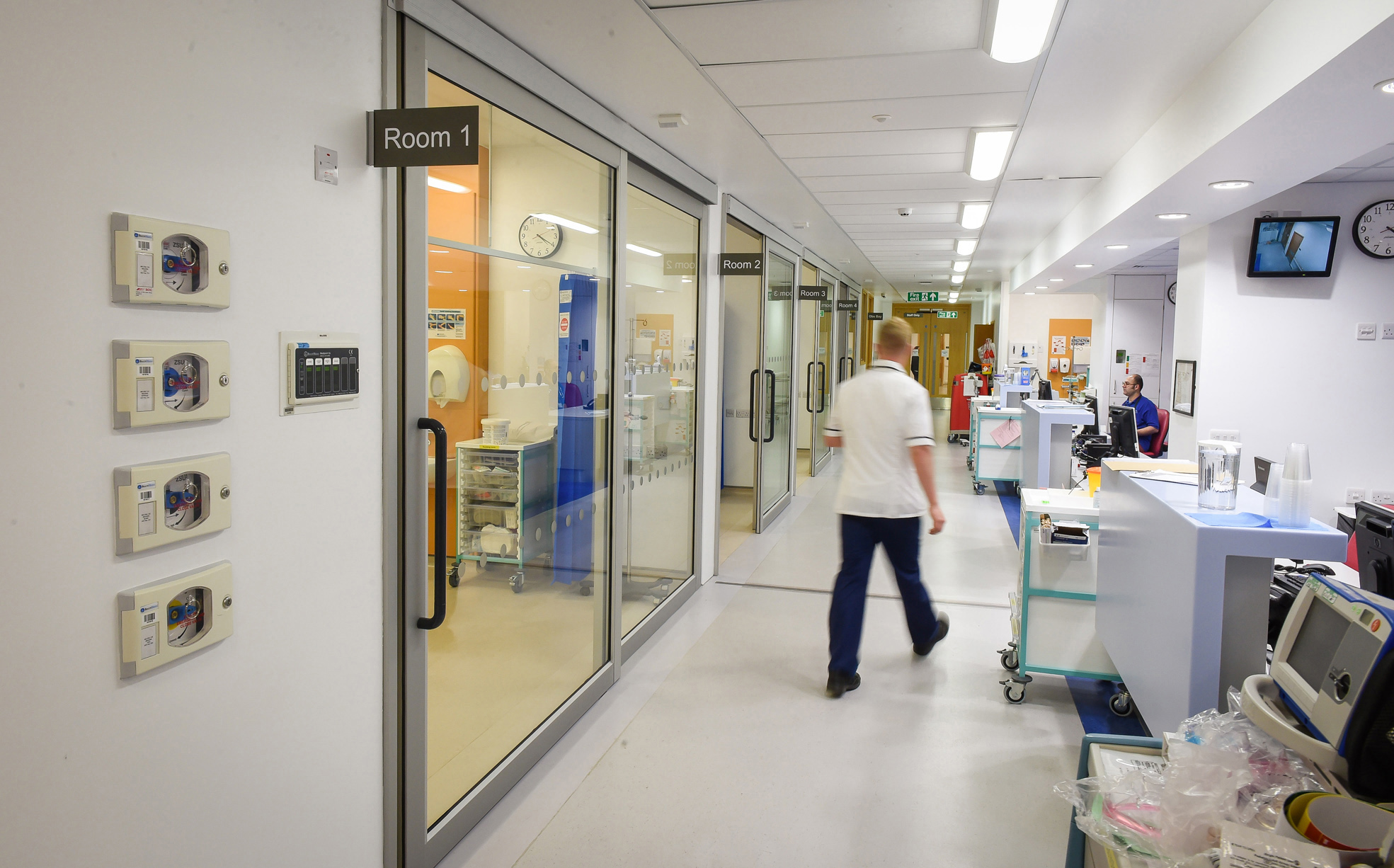 NHS workers vote to strike