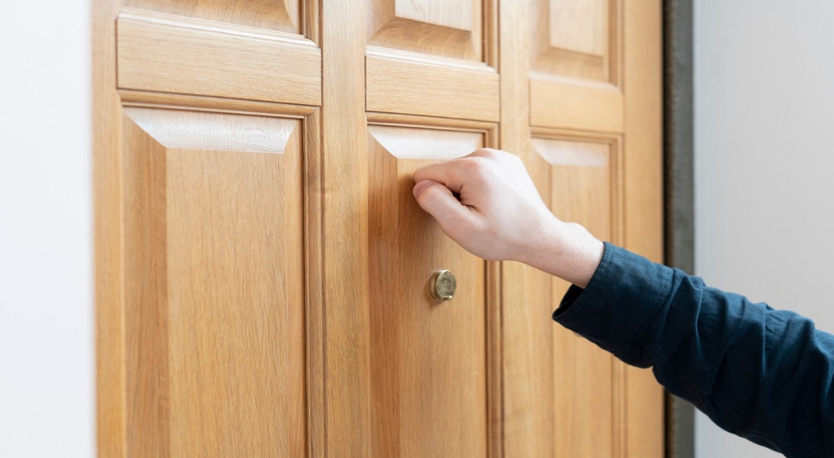 Can’t you hear me knockin’?