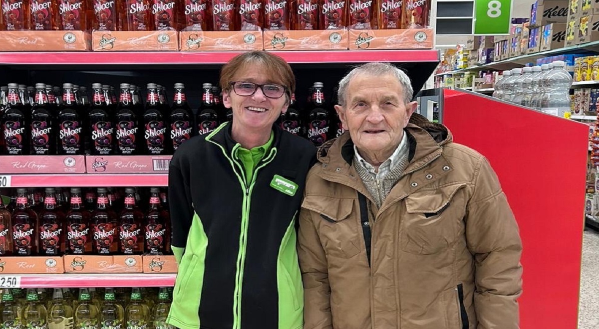 Supermarket worker keeps her cool after customer falls on ice