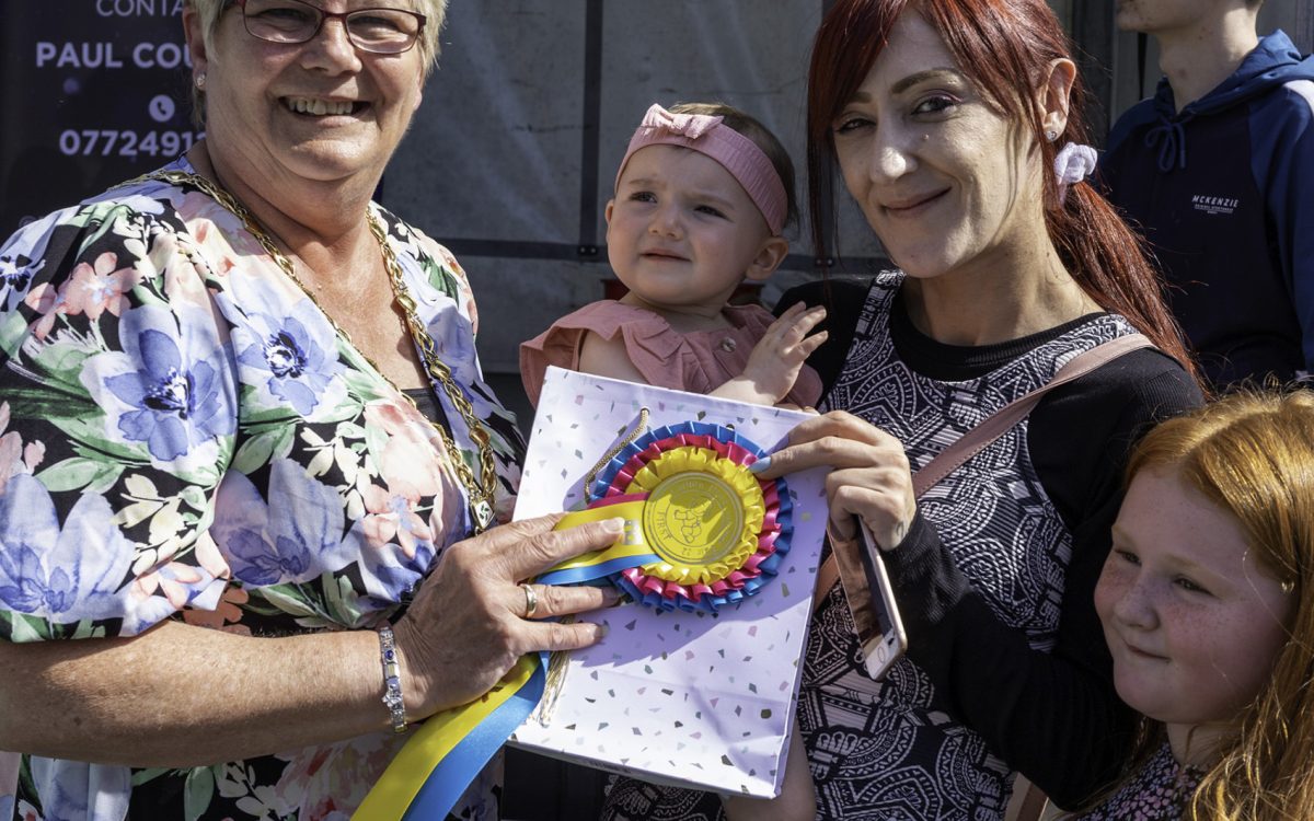 Deputy mayor Angela Dobbins oresents Debby Browne with the winning proze fpr the bonny baby.