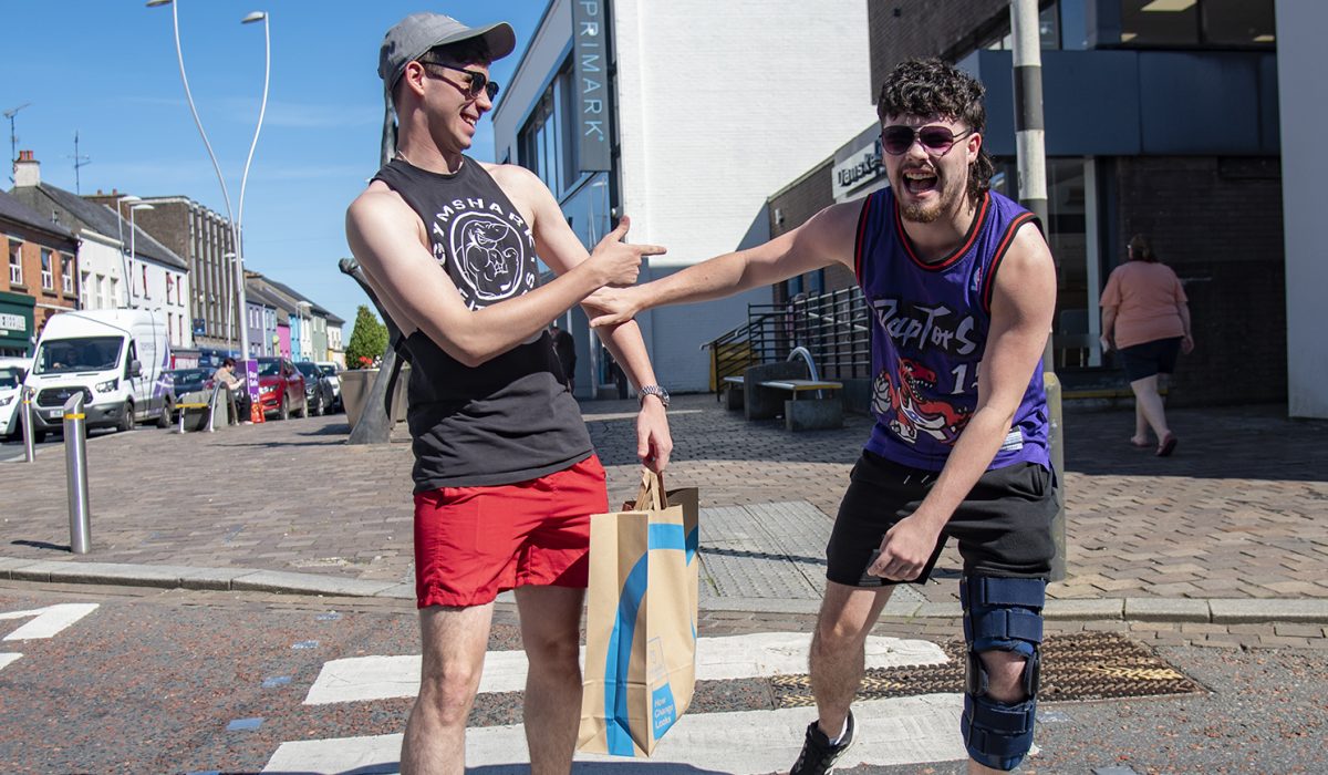Cool shoppers Taylor Brogan and Manus Morrow have fun as they make their way through Omagh town centre in sweltering conditions. JasMc4