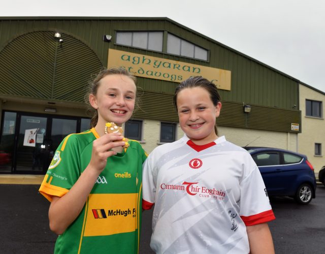 Grace Lynch and Meave McCormack enjoy a bit of lunch at the break. DR34