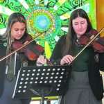 Fiddle players Aiiz Mark and Sinead Ward.JMG3